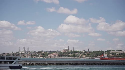 Navires, ferries, bateaux, bâtiments historiques du Bosphore, Istanbul, Turquie