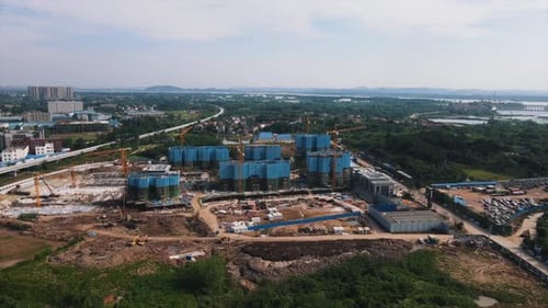 Vista aérea acercándose lentamente a una obra en construcción