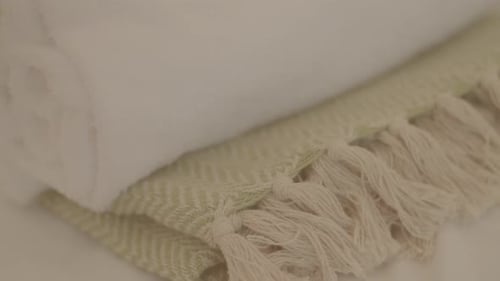 Primer plano de tela enrollada blanca