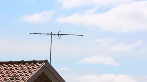 Teilweise bewölkte, sonnige Nachmittagsszene über der typischen australischen Vorstadt-Dachlinie und der TV-Antenne.