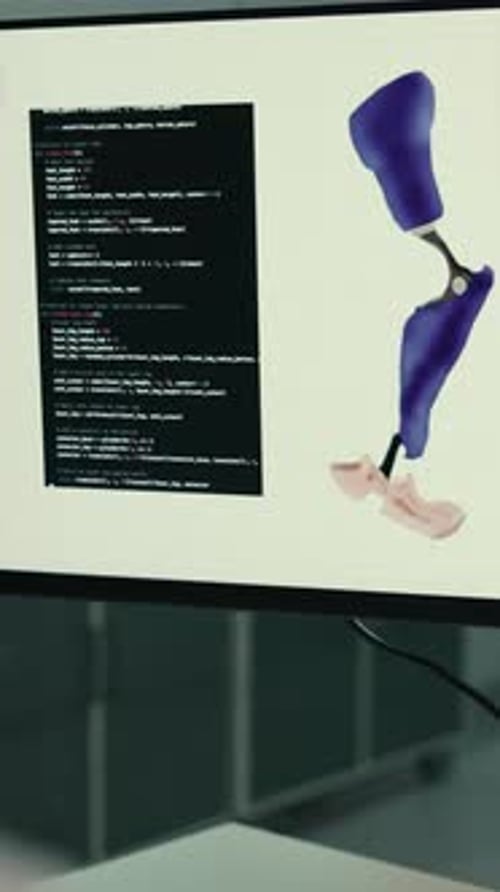 Computerbildschirm, Programmierer und Code für Robotik mit Beinprothese, Innenraum und UI im Labor