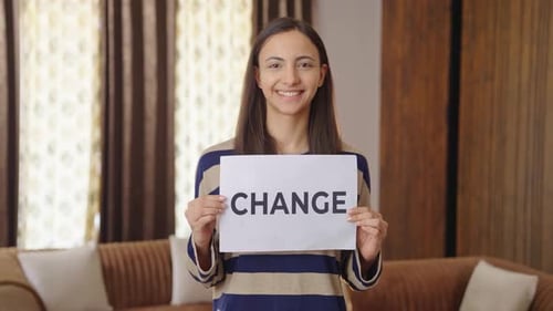 Femme indienne heureuse tenant la bannière CHANGE