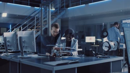 Der Entwicklungsingenieur für Elektronik spricht mit dem Projektmanager. Sie entscheiden sich für ein PCB-Motherboard, um De zu halten