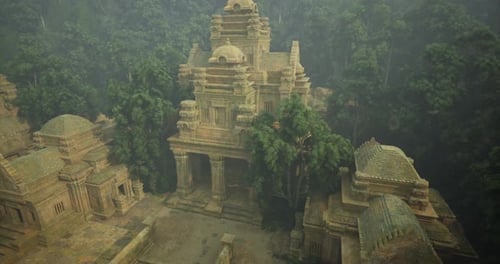 Ein antiker Tempel inmitten eines üppigen Dschungels ist ein Höhepunkt einer längst untergegangenen Zivilisation