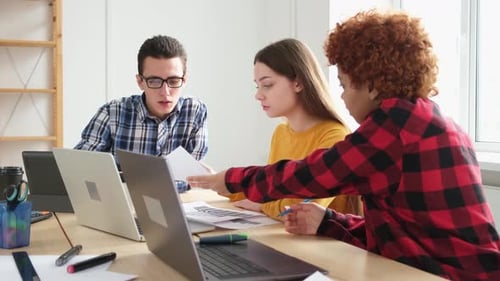 Teamwork Brainstorming: Verschiedene Kollegen, die zusammenarbeiten, diskutieren über Finanzstatistiken | Group of Happy