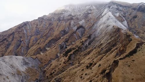 Vista aérea das terras altas da Escócia, com nuvens sobre as famosas montanhas conhecidas como Three Sisters o