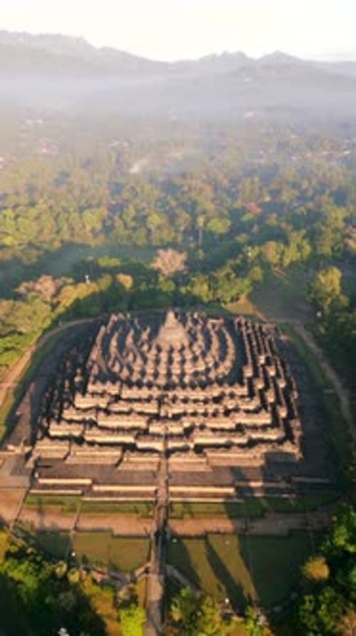 Luftaufnahme des Borobudur-Tempels bei Sonnenaufgang in der Nähe von Yogyakarta, Indonesien