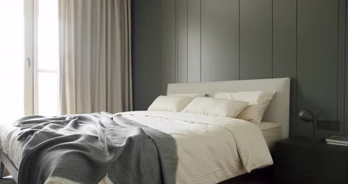 Chambre simple et élégante avec un lit king size