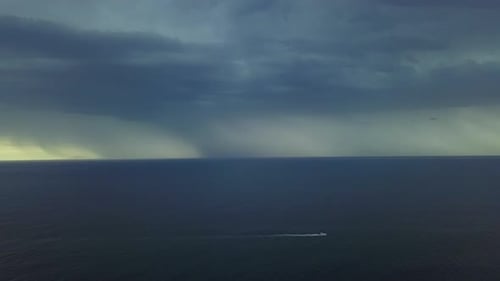Meer, Natur und Drohne bei bewölktem Wetter auf See mit Boot für Naturlandschaft