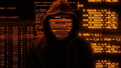 Hacker con capucha y cara estropeada Código digital abstracto de computadora en segundo plano, Dark Web o