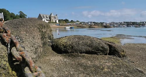 Le port de Ploumanach vu du côté de Trégastel, en Bretagne en France