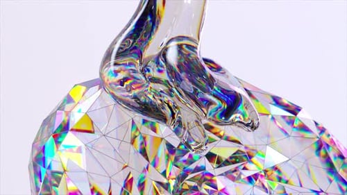 Líquido transparente que fluye sobre una superficie geométrica de diamante con reflejos de arcoíris