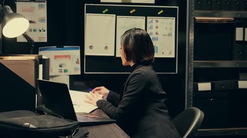 Asiatischer Polizeiagent leitet strafrechtliche Ermittlungen in einem privaten Unternehmen ein