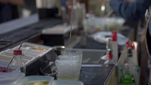 Camarero sirviendo vodka