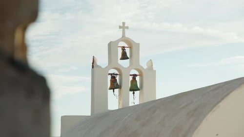Torre de la iglesia con tres campanas antiguas, Santorini, Grecia