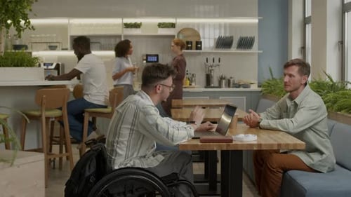 Des personnes diversifiées pendant la journée de travail dans un espace de coworking