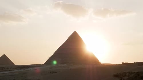 Zeitraffer der Sonne, die den Rand der Cheops-Pyramide in Gizeh, Kairo, Ägypten hinunterrutscht.