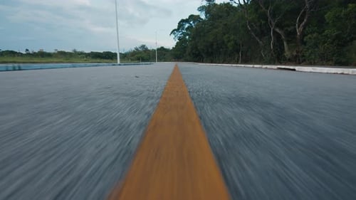 La cámara avanza rápidamente sobre la carretera asfaltada