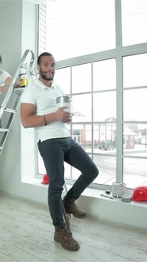 Deux jeunes constructeurs donnent un coup de pouce dans un appartement spacieux et lumineux
