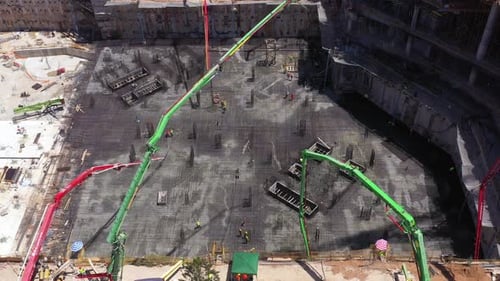 Betrieb der Betonpumpe auf einer großen Baustelle, Luftaufnahme.
