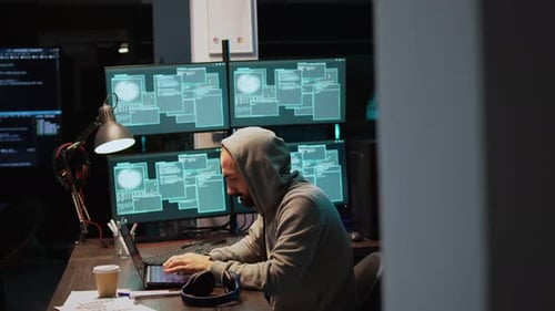 Codificador de TI perigoso trabalhando em uma violação de segurança