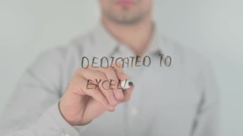 Dedicado a la excelencia, escribiendo en pantalla transparente