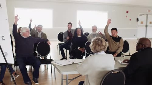 El público vota por los líderes en la reunión del ayuntamiento entre 20 y 24 años
