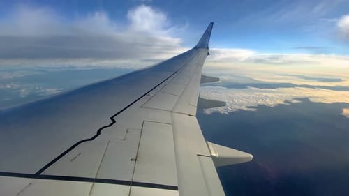 Vue de l'aile et du ciel depuis la fenêtre de l'avion