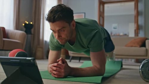 Tutorial en vídeo para atletas en busca de atletas en tableta en Apartment Fit Man entrenando en línea