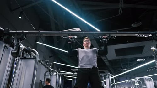 Fitness-Mann trainiert in einem modernen Fitnessstudio