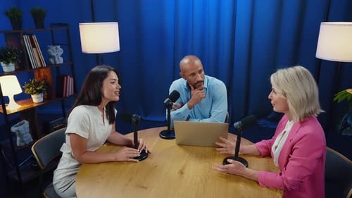 Professionelle Podcaster nehmen Interview auf