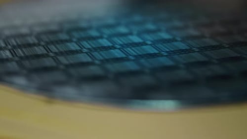 Máquina electrónica de silicio en una fundición avanzada de semiconductores que produce chips de computadora