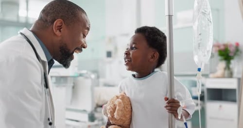 Pediatra, feliz e médico brincando com a criança como cuidado, apoio e gentileza na área da saúde