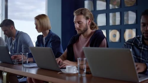 Trabalho em equipe focado em um espaço de coworking moderno