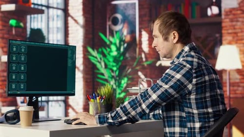 Mann hat Spaß an der Interaktion mit KI LLM Chatbot PC GPT Software auf dem PC