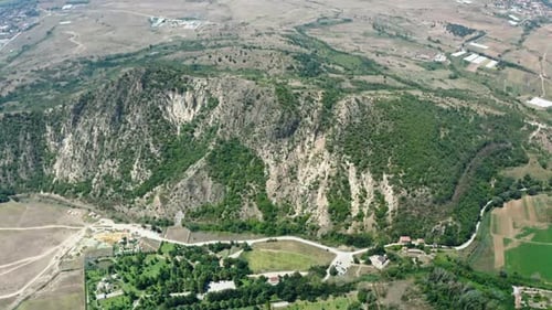 Vue aérienne par drone d'une sculpture en forme de croix construite pour la consécration de Sainte Petka à Rupite, en Bulgarie