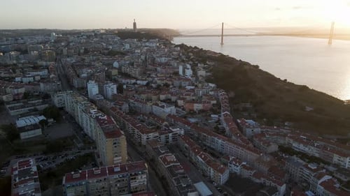 Vue aérienne de Cacilhas, une petite ville de pêcheurs d'Almada, au Portugal.