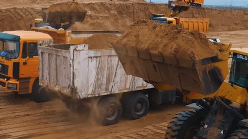 Bagger gräbt einen Steinbruch Industriebau bereitet das Gebiet für den Bau vor