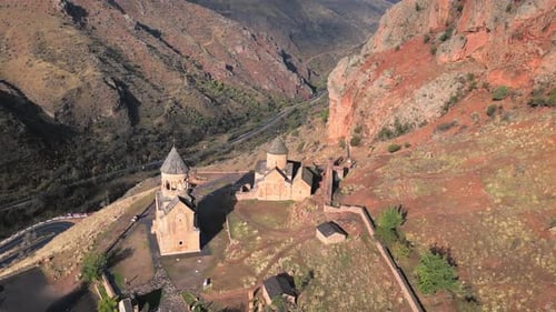 Des oiseaux blancs survolent le monastère de Noravank