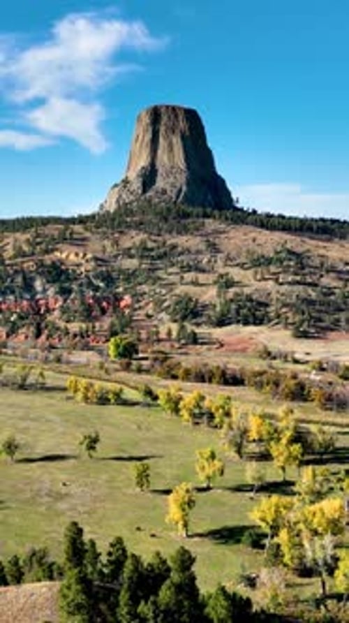 Luftaufnahme des Devils Tower in Wyoming. Vertikales Video.