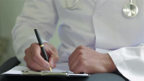 Resolute Doctor rédige un diagnostic à l'hôpital