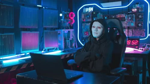 Femmes hackeuses masquées exécutant de l'espionnage numérique