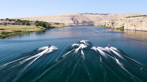 Luftbild von Speed-Jetskis auf einem Fluss mit steilen Seiten