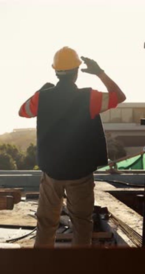 Construcción, éxito o hombre en el sitio con alegría, finalización del proyecto o celebración en el progreso de la construcción