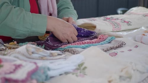 Elaboración de textiles únicos en un mercado local en primavera