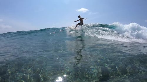Surfista surfeando sobre la ola