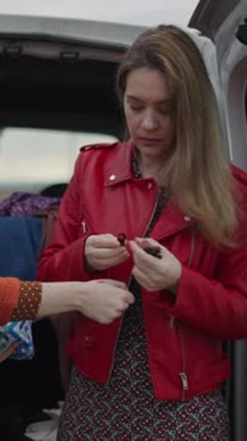 A modelo comentando algo com o fotógrafo sobre o batom