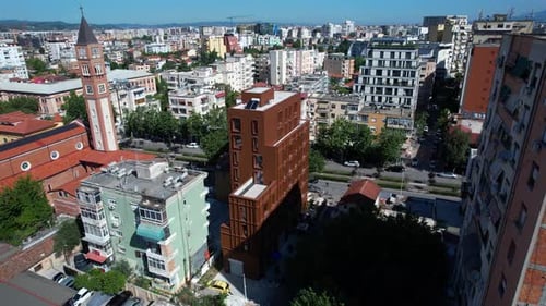 La vitalidad urbana de Tirana con una arquitectura contrastante, el tráfico de vehículos, el desarrollo inmobiliario,