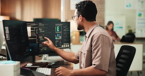 Digitação, computador e programação com empresário para segurança cibernética, código de firewall e pesquisa