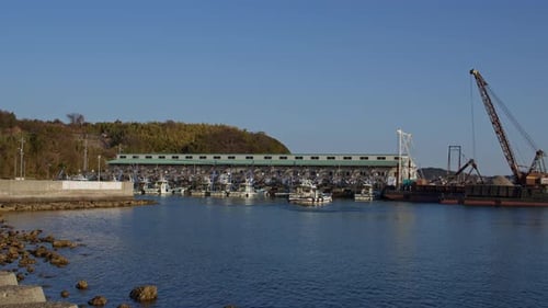 Ein Fischerboot kehrt zum Dock zurück